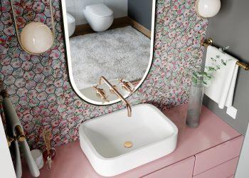 Lavabo estiloso inspiracional com diversos pequenos detalhes como papel de parede, porta-toalha e torneira