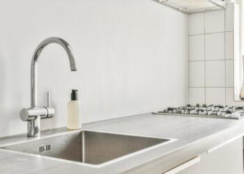 Como Desentupir Pia de Cozinha: 5 Soluções Caseiras Fáceis e Rápidas