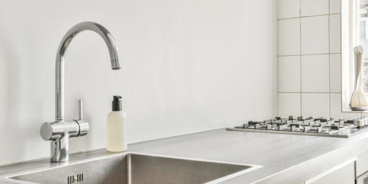 Como Desentupir Pia de Cozinha: 5 Soluções Caseiras Fáceis e Rápidas