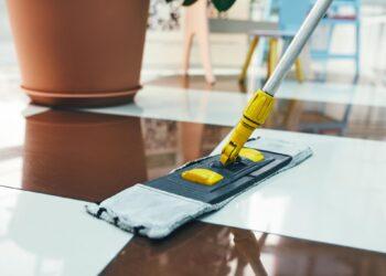 Como Limpar Porcelanato sem Danificar: Guia Completo para Manter o Piso Sempre Bonito