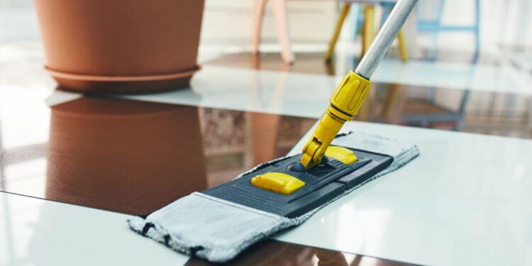 Como Limpar Porcelanato sem Danificar: Guia Completo para Manter o Piso Sempre Bonito
